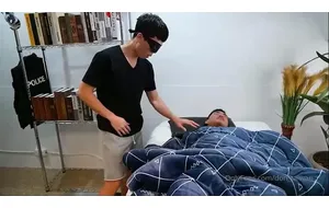 偷偷爬上室友床被无T干身寸 | 视频